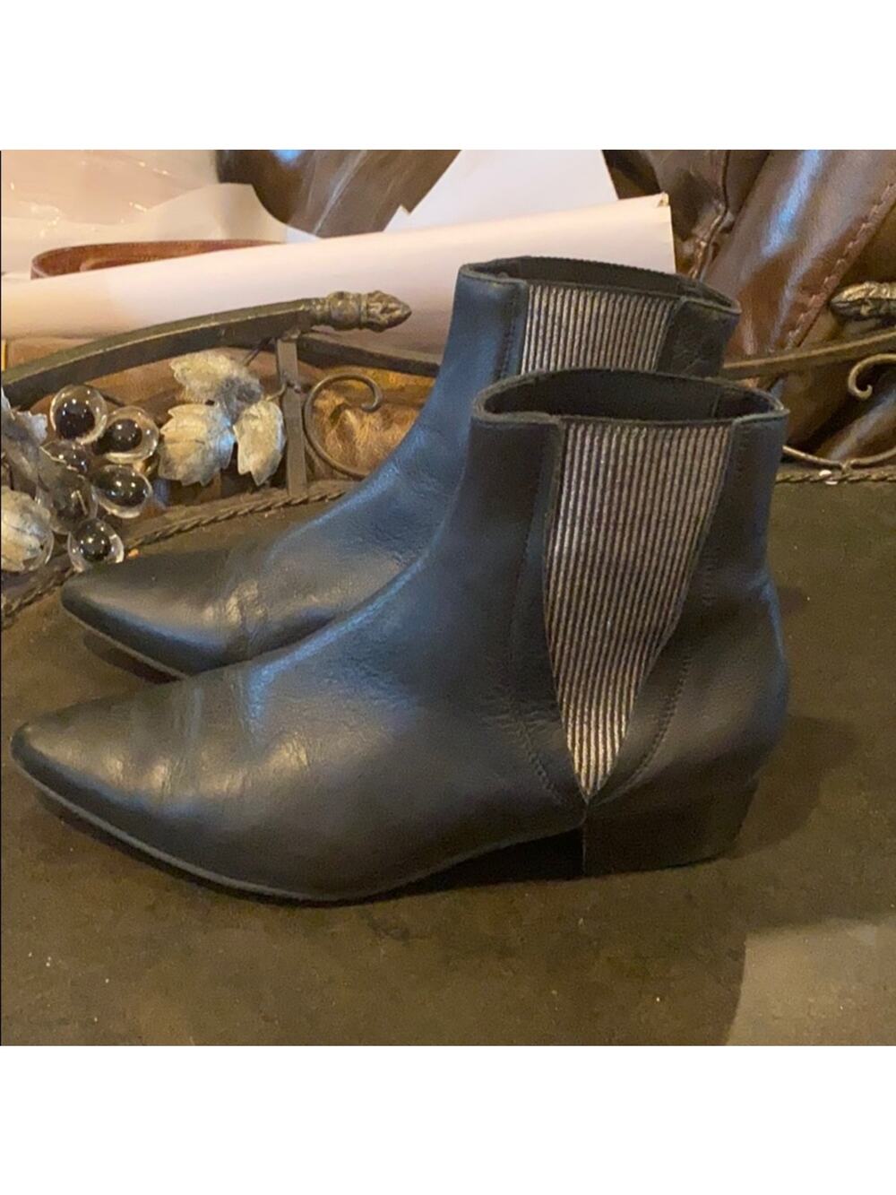 Pure Navy 7 1/2 ankle boots